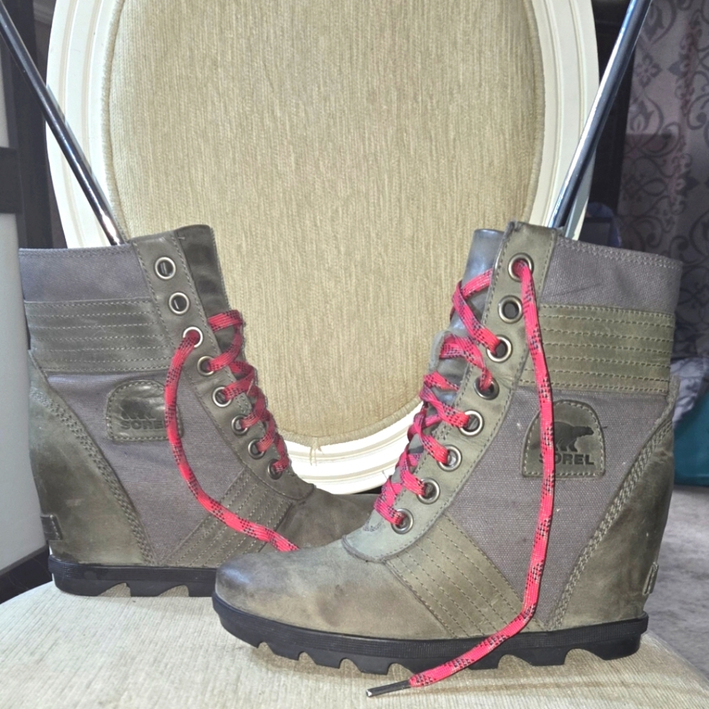 **SOLD** on another site Sorel Joan of Arctic size 7 wedge
